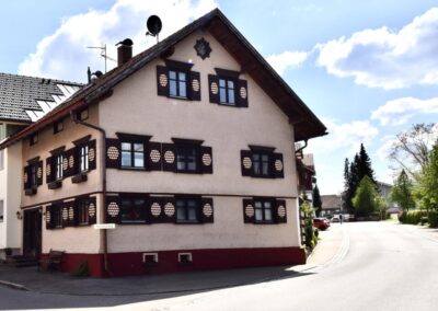 Gelegenheit – historisches Haus mit gepflegtem Garten und 2 Garagen direkt im Zentrum von Oberreute