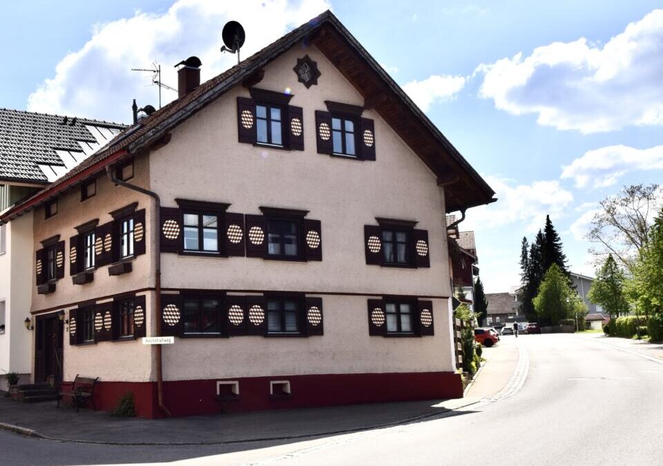 Gelegenheit – historisches Haus mit gepflegtem Garten und 2 Garagen direkt im Zentrum von Oberreute